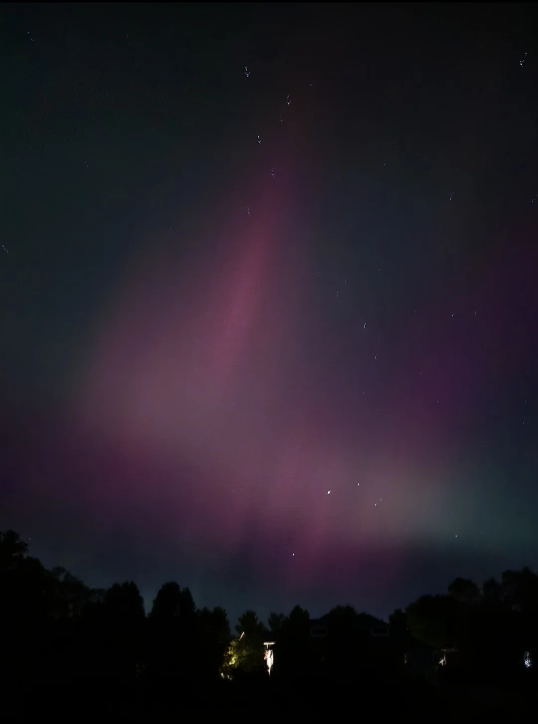 Aurore rose dans un ciel nocturne