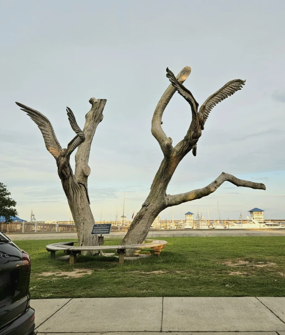 Sculpture d’oiseaux près de l’eau