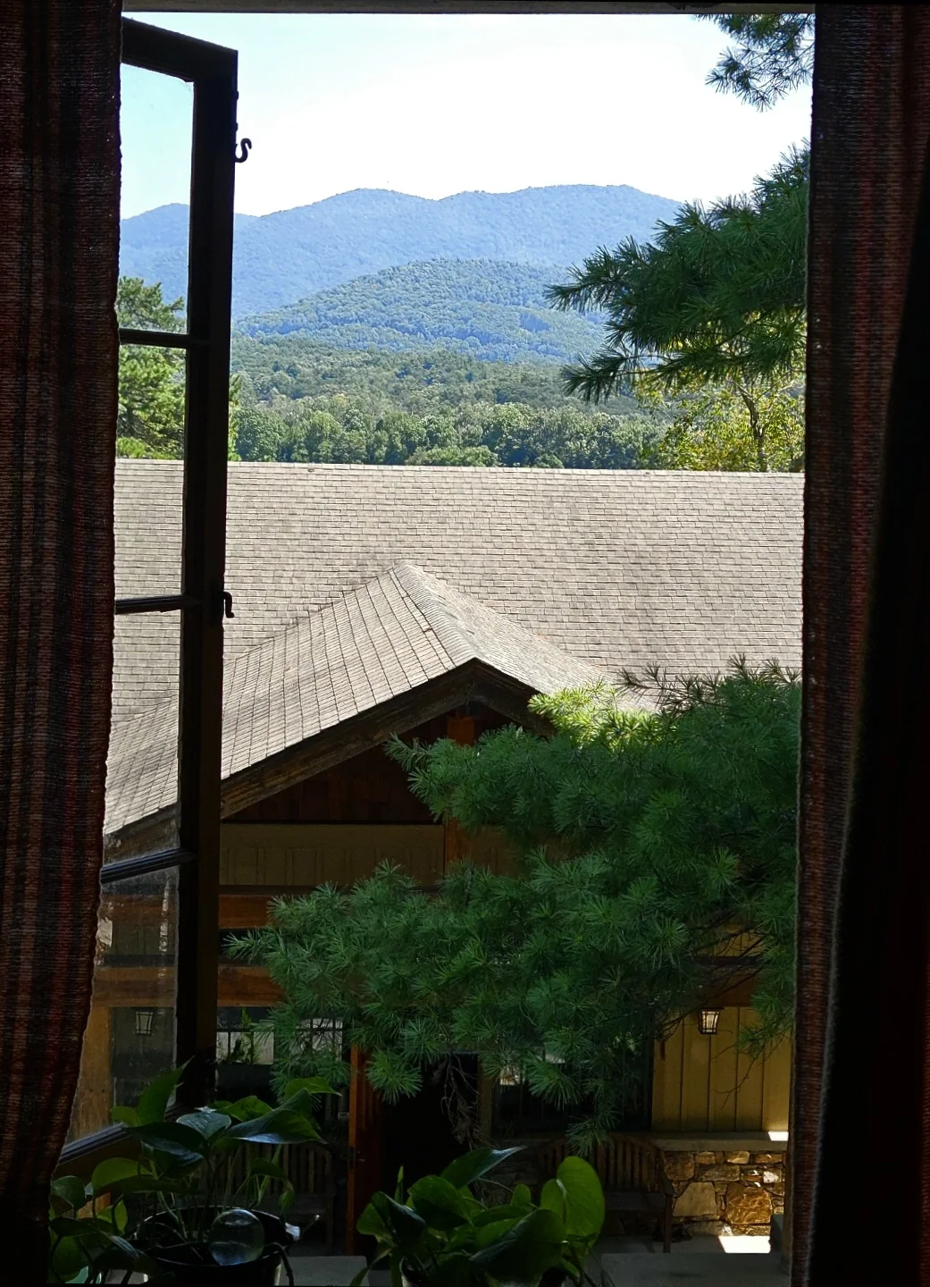 Montagnes vues depuis une fenêtre ouverte