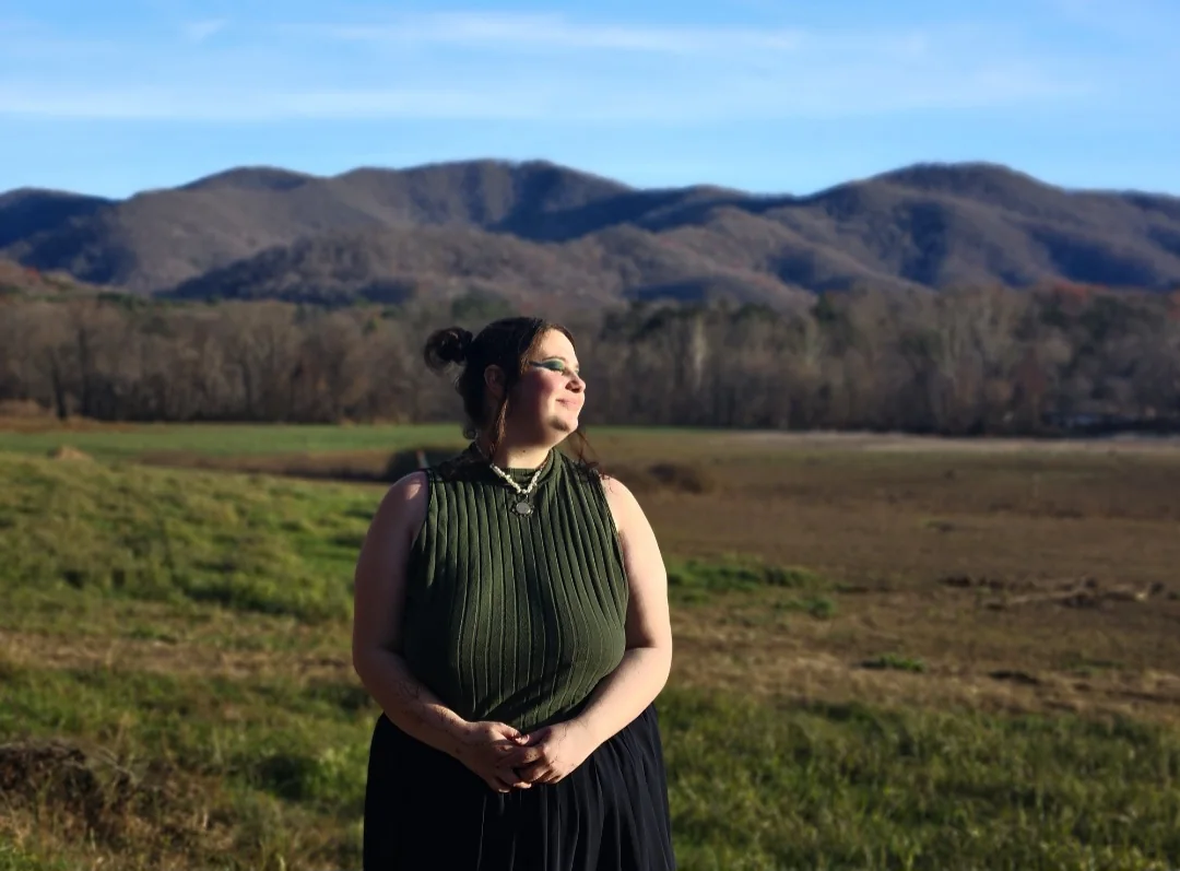 Portrait de l’autrice devant des montagnes